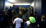 En fotos y videos | Clima tenso en la sede de Gimnasia: hinchas se manifiestan con fuertes reclamos a la dirigencia