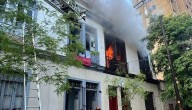 Bomberos combate grave incendio en vivienda de dos pisos en Santiago centro