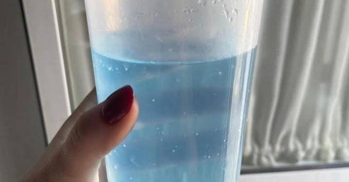 Azul y con fuerte olor a amonio: Puente Genil declara no apta para el consumo humano el agua de la aldea de Los Arenales
