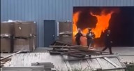 VIDEO: Bomberos combaten incendio en recicladora en Arecibo