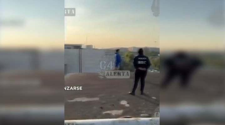 Mujer intenta suicidarse desde puente en Venustiano Carranza; policías la rescatan