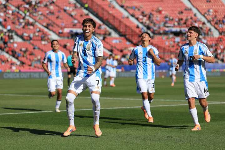 Argentina ganó 4-0 y será rival de México
