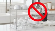 Adiós al escurridor de platos tradicional: la nueva alternativa para aprovechar todo el espacio de la mesada