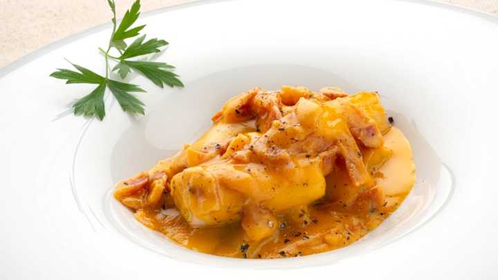 Karlos Arguiñano elabora puerros a la carbonara: "Una receta muy bonita, rica y fácil de hacer"