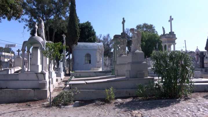 BC Se Prepara para Día de Muertos 2025: ¿Cuál Será el Horario en los Panteones?
