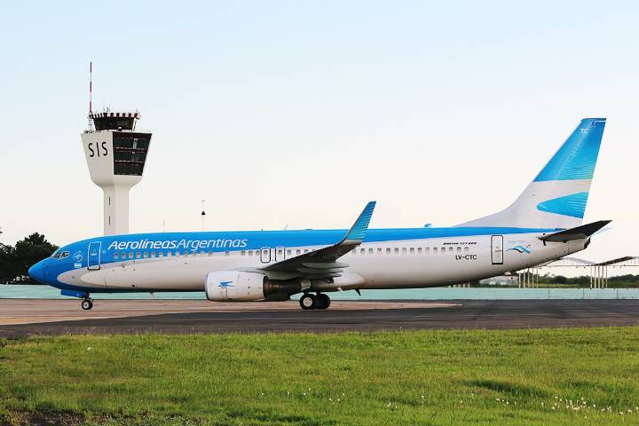 La decisión de Aerolíneas Argentinas por el incidente con el motor de un avión desviado a Ezeiza