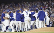 Dodgers avanzan por costoso yerro de los Filis: 2