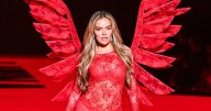 Karol G triunfa en el Victoria’s Secret Fashion Show 2025: Se denomina “Un angelito latino”