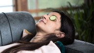 Para qué sirve colocarse rodajas de pepinos en los ojos y por qué todos lo hacen