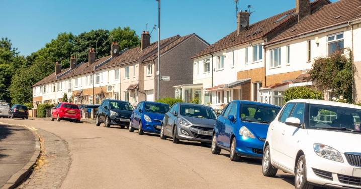 'Neighbour from hell' leaves furious note on car - but people are in stitches