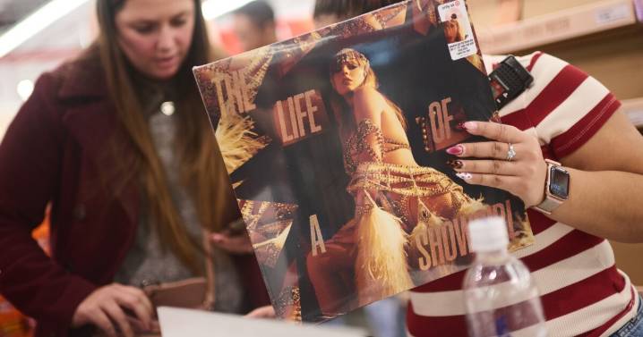 How big a deal are Taylor Swift's vinyl sales, really?