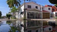 En Sábalo Country, vecinos sufren por fuga de drenaje y basura sin recolectar en el parque