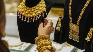 Gold declines ₹8,500 per 10 gm in a week