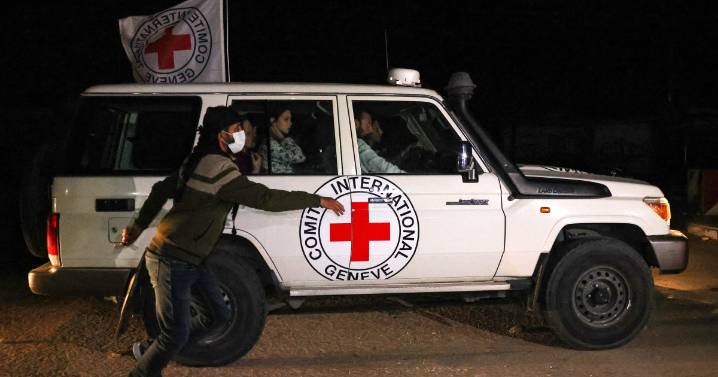 Hamás entrega a la Cruz Roja otros cuatro cadáveres de rehenes y suma ocho de un total de 20 que aún quedan en Gaza