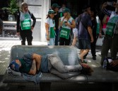 La economía de la motosierra de Argentina se enfrenta a la realidad de las urnas y a una nación exhausta