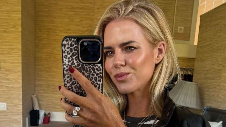 Camiseta de rayas + vaqueros anchos: el uniforme de Amelia Bono que querrás copiar para terminar octubre