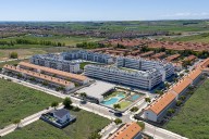 Un oasis de viviendas a 48 kilómetros de Madrid: pisos premium a precios asequibles de verdad y la playa urbana más grande de Europa