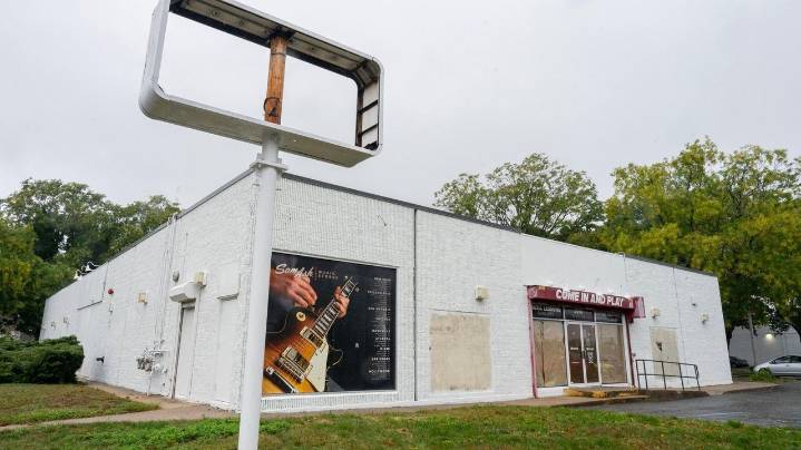 Fortunoff Backyard Store plans to relocate two of its stores