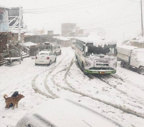 Rohtang Pass closed to traffic after snowfall