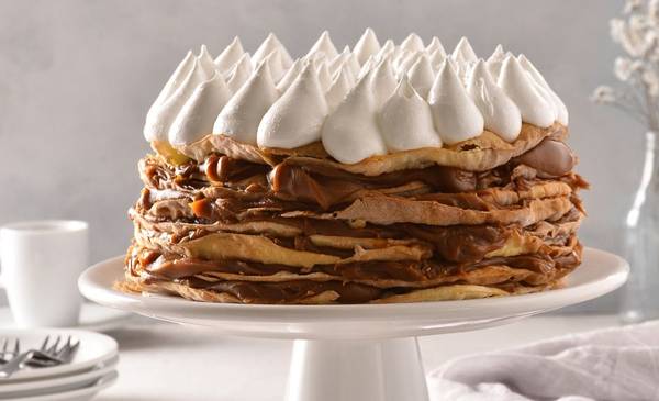 Receta de torta Rogel con tapas de empanada: paso a paso del merengue
