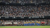 Emotivo homenaje en el Valencia - Villarreal a las víctimas por la DANA un año después