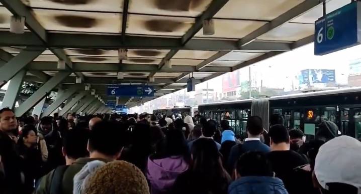 Metropolitano: Usuarios reportan largas colas y demoras por procesión del Señor de los Milagros