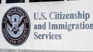 ¿No puedes pagar una tarifa de inmigración? USCIS te dice cómo pedir una exención