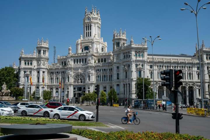 Lifestyle: Comparing Life in New York and Madrid