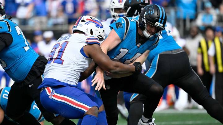 Bills DT Ed Oliver leaves game with biceps injury