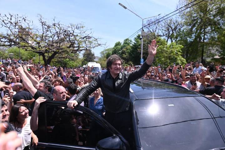 Javier Milei encara el tramo final de la campaña con recorridas en Santiago del Estero y Tucumán