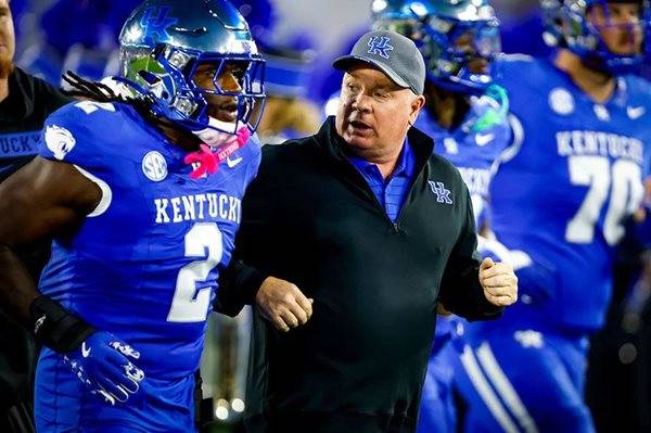 Stoops doesn't regret late playcalling in OT loss to Texas