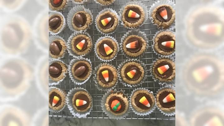 Kids can help make these tasty Halloween mini cupcakes