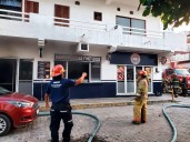 Sofocan incendio en negocio del centro de Puerto Vallarta; se debió a corto circuito