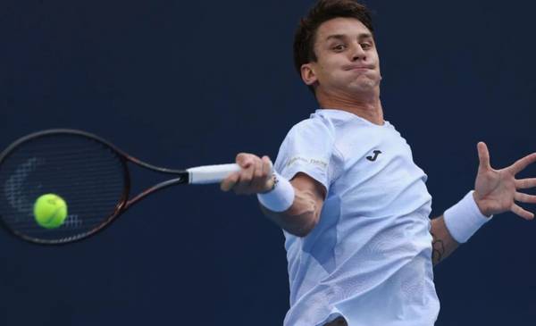 Ugo Carabelli le ganó el duelo de argentinos a Etcheverry en el Masters 1000 de París