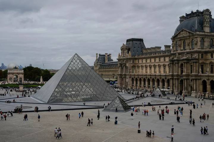 El Louvre sigue cerrado un día después de audaz robo de joyas