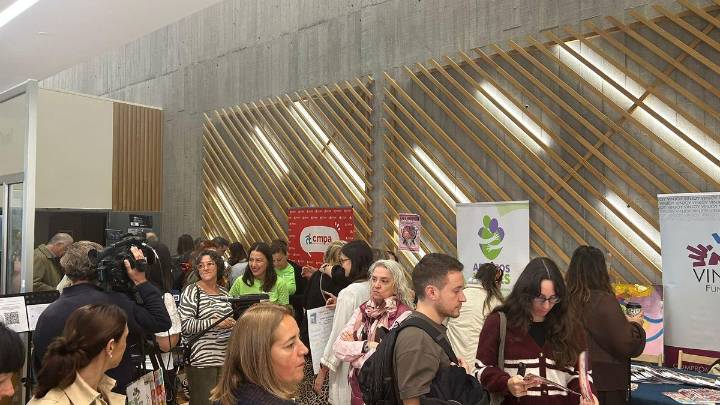 La I Feria de Salud Mental de Asturias se estrena en Lugones: “Es una gran iniciativa, hay que darle continuidad”