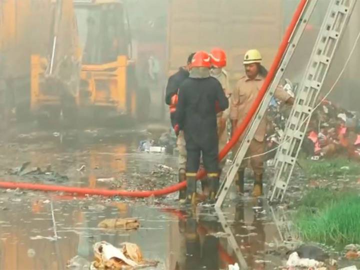 Delhi: Massive fire breaks out at building in SGT Nagar