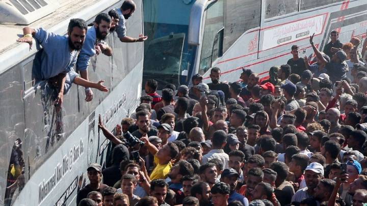 Pálidos y delgados: regresan los detenidos de Gaza a su hogar tras el canje de rehenes