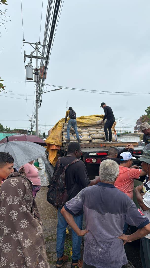 Distribuyen más de 160 toneladas de cemento en la parroquia El Furrial