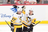 Sidney Crosby's two goals and an assist lead Penguins to 5