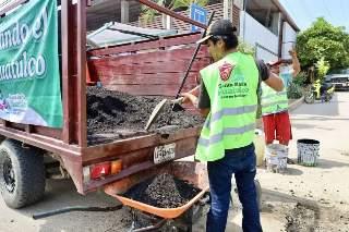 Gobierno de Huatulco realiza jornada de bacheo