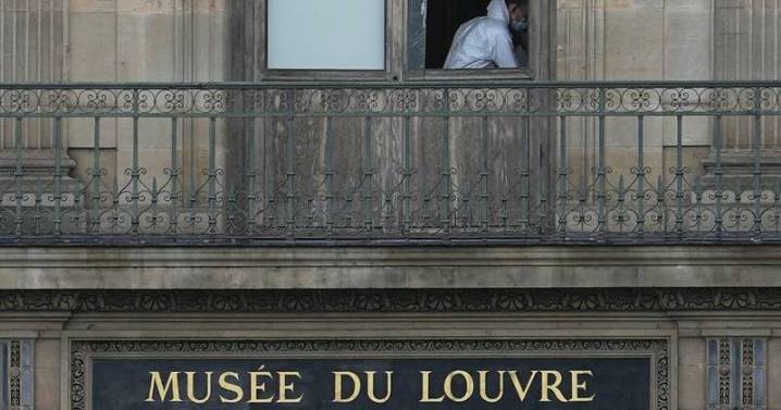 Brazen thieves rob priceless jewels from Paris' Louvre