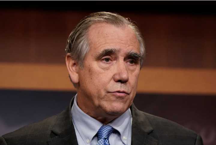 El senador Jeff Merkley pronuncia un discurso de casi 23 horas denunciando a Trump