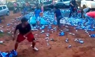 Camión de cerveza vuelca y la rapiña se desata de inmediato
