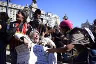 Represión en la marcha de jubilados al Congreso: la Policía lanzó gases y detuvo a un hombre