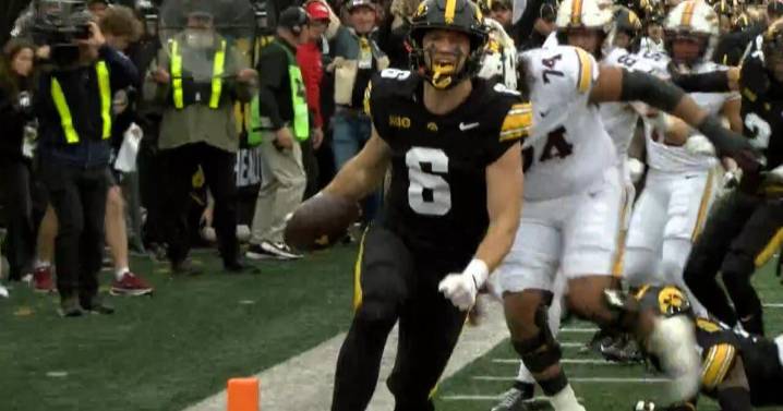 Mark Gronowski helps Iowa extend winning streak with 41