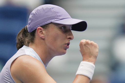 La campeona de Wimbledon Iga Swiatek avanza en el Abierto de Wuhan
