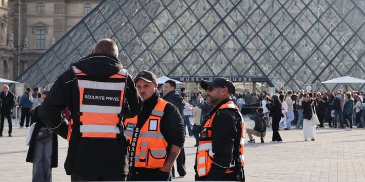 Detuvieron a dos sospechosos del millonario robo al museo de Louvre en París