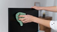 Truco casero para dejar la pantalla del televisor sin rayas y como nueva