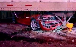 Impacto contra tráiler estacionado paraliza carril en la autopista Guadalajara
